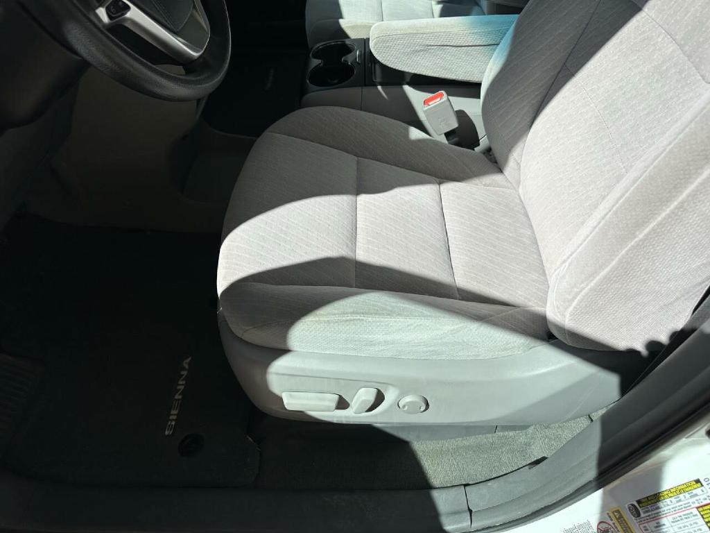 2017 Toyota Sienna Image 4