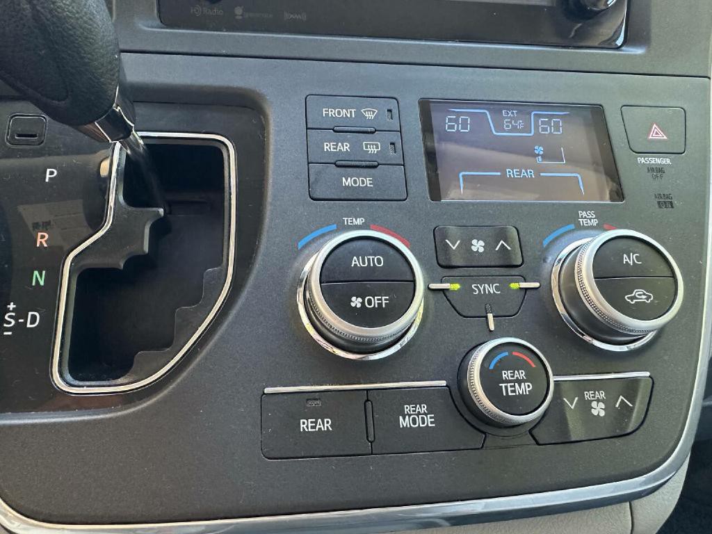 2017 Toyota Sienna Image 7