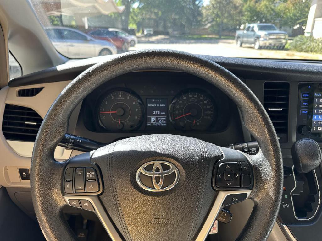 2017 Toyota Sienna Image 8
