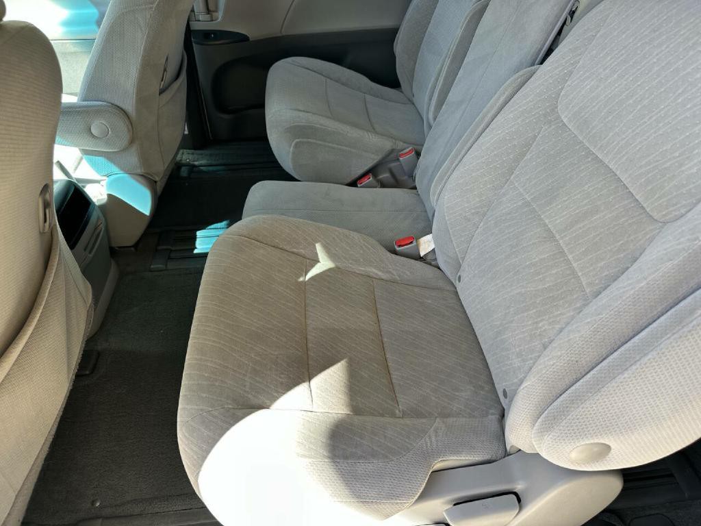 2017 Toyota Sienna Image 11