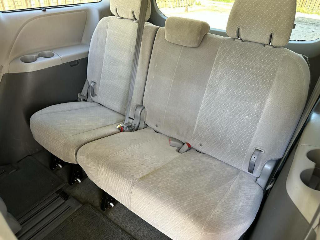 2017 Toyota Sienna Image 12