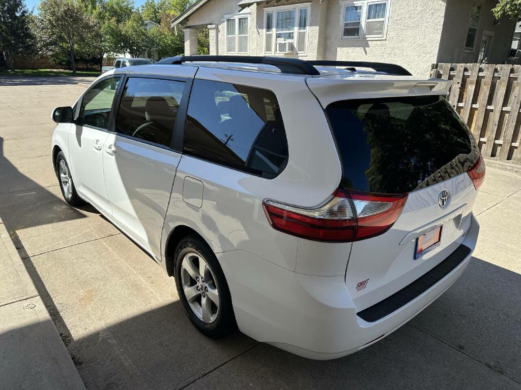 2017 Toyota Sienna Image 17