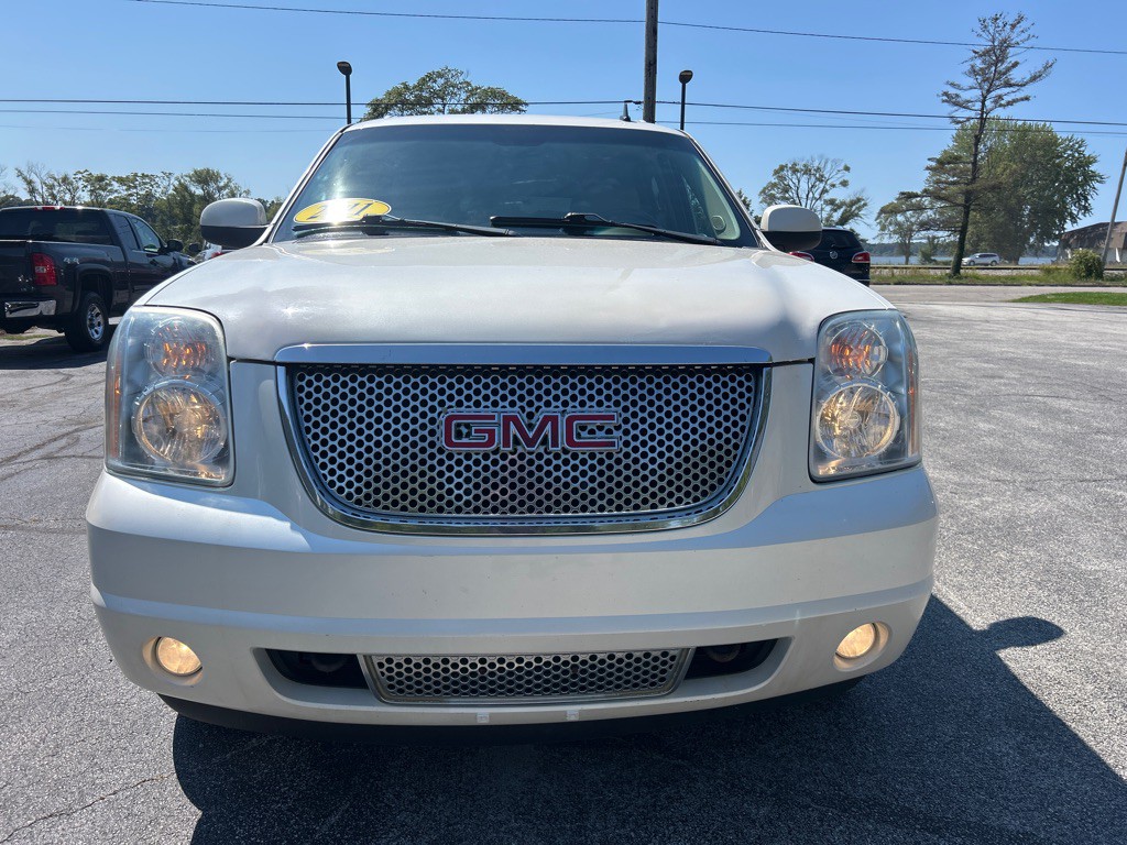 2011 GMC Yukon Image 2
