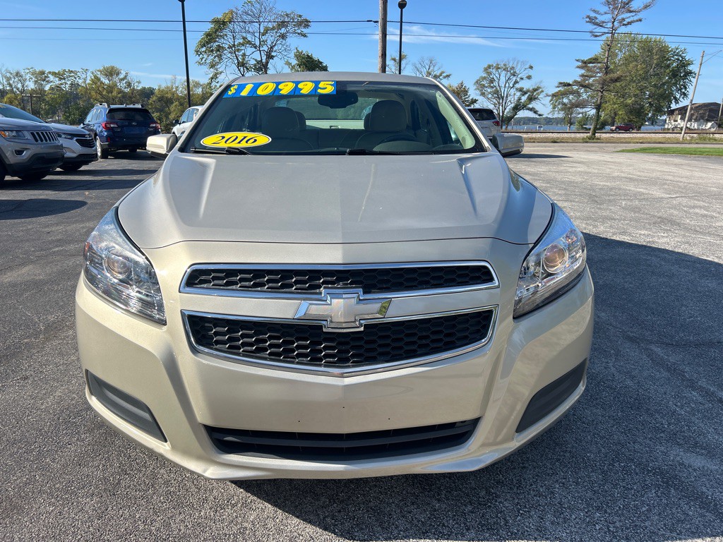 2016 Chevrolet Malibu Image 2