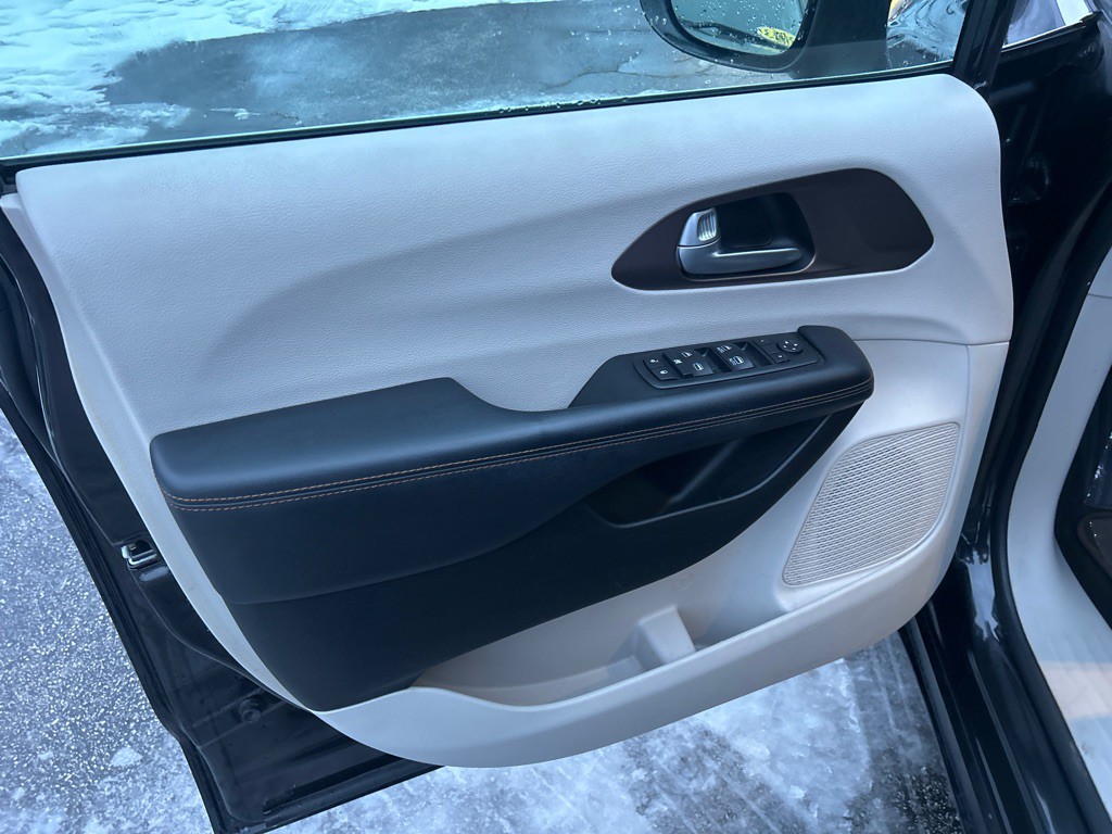 2017 Chrysler Pacifica Image 12