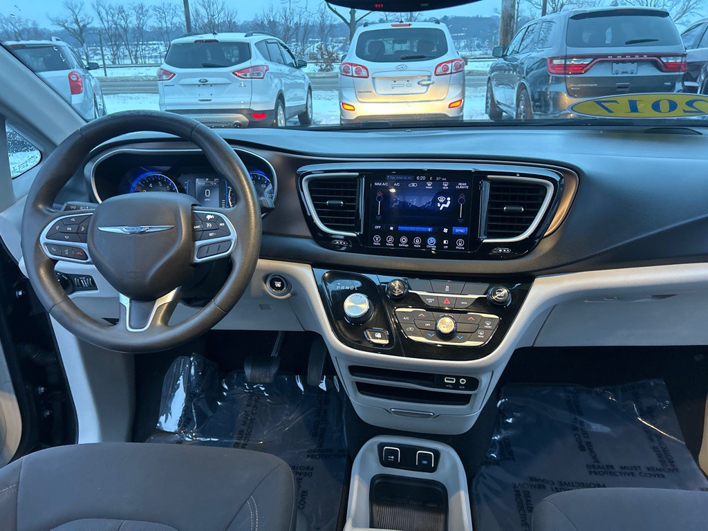 2017 Chrysler Pacifica Image 19