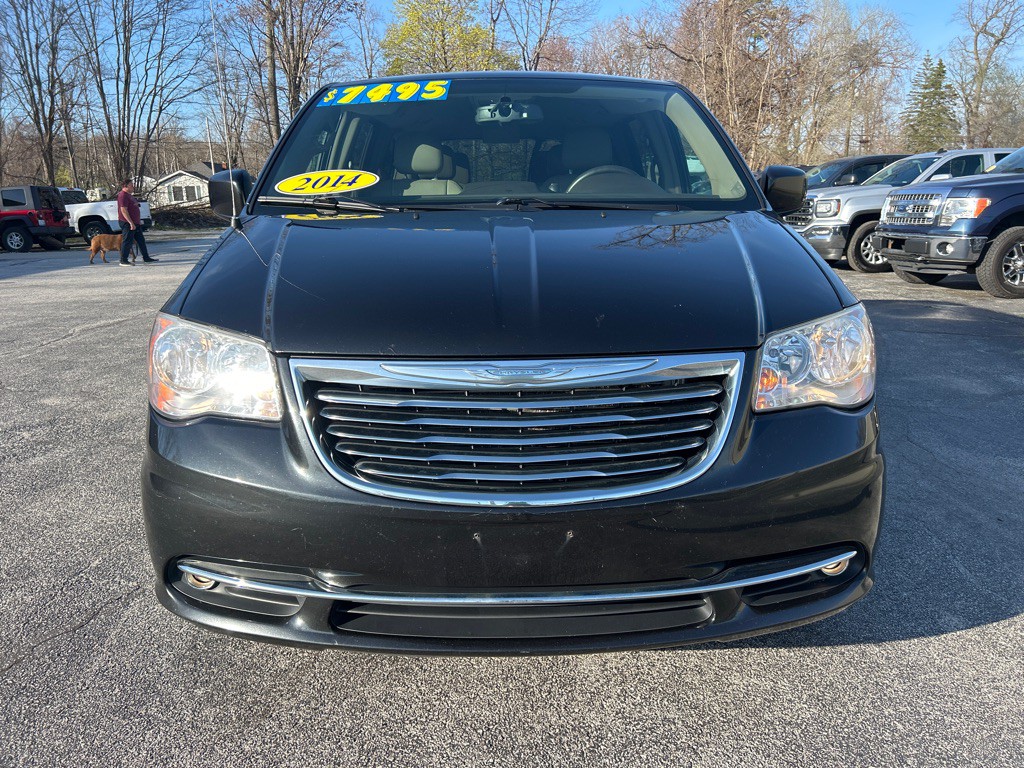 2014 Chrysler Town & Country Image 2
