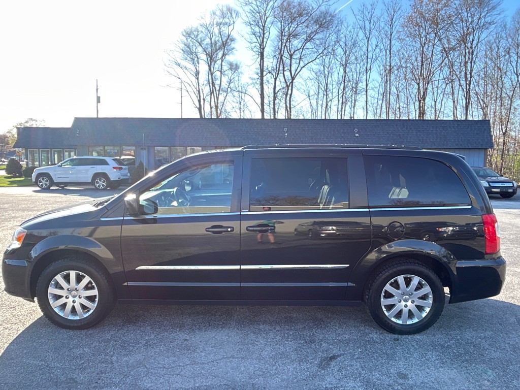 2014 Chrysler Town & Country Image 3
