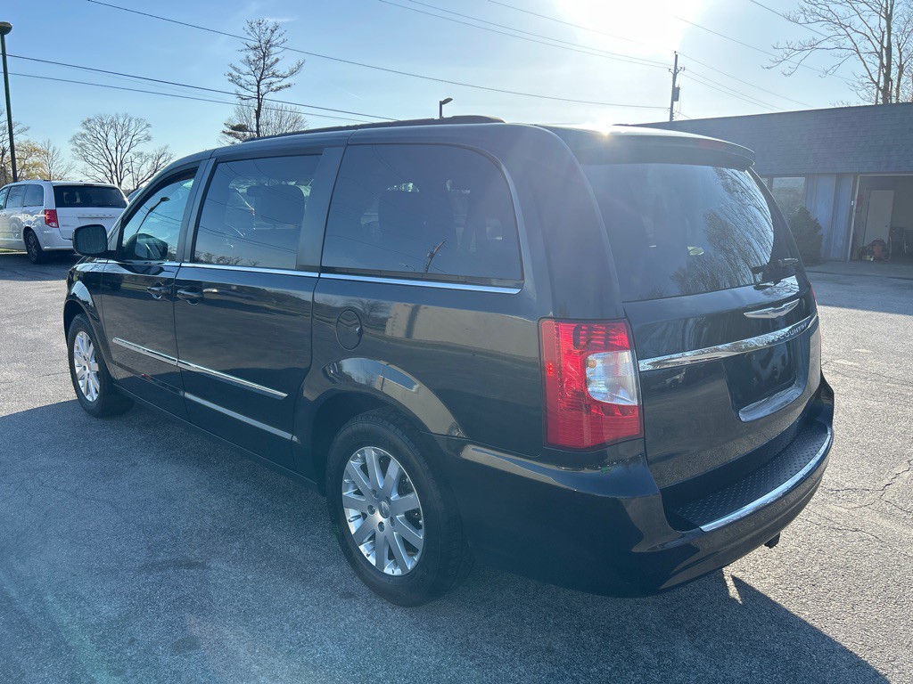 2014 Chrysler Town & Country Image 4