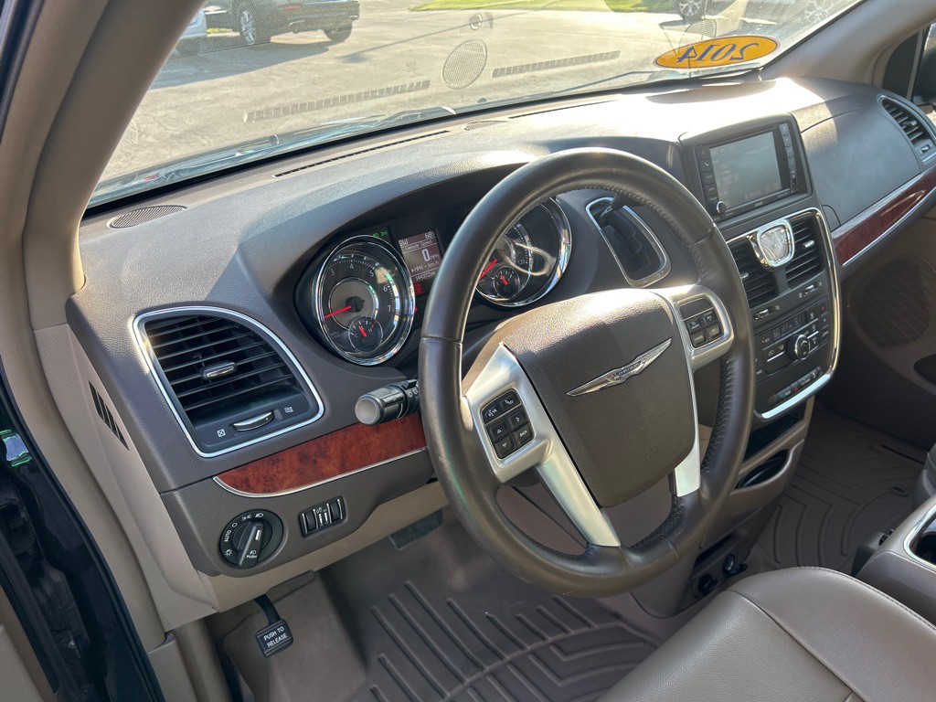 2014 Chrysler Town & Country Image 10