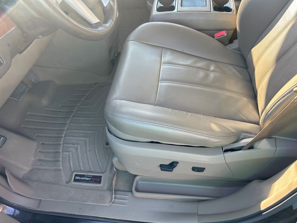 2014 Chrysler Town & Country Image 11