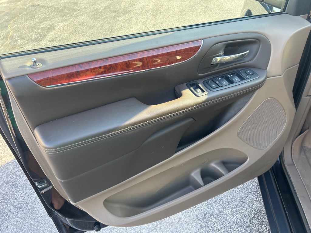 2014 Chrysler Town & Country Image 12