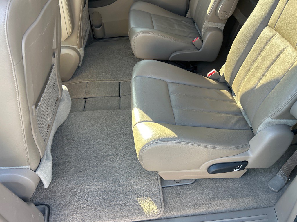 2014 Chrysler Town & Country Image 13