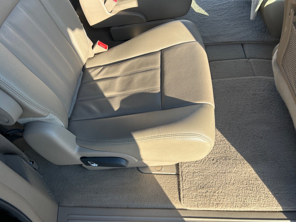 2014 Chrysler Town & Country Image 16