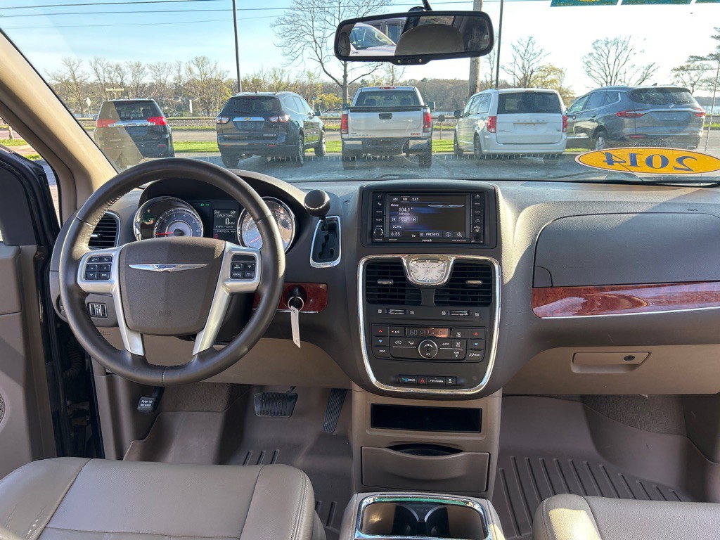 2014 Chrysler Town & Country Image 17