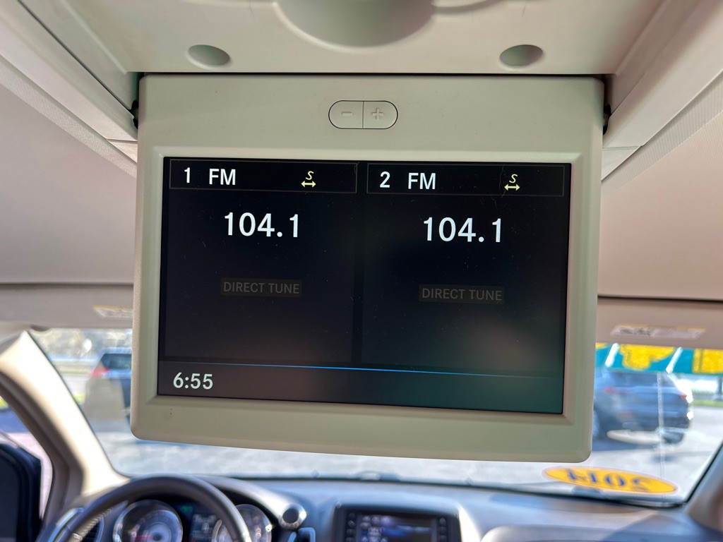 2014 Chrysler Town & Country Image 18