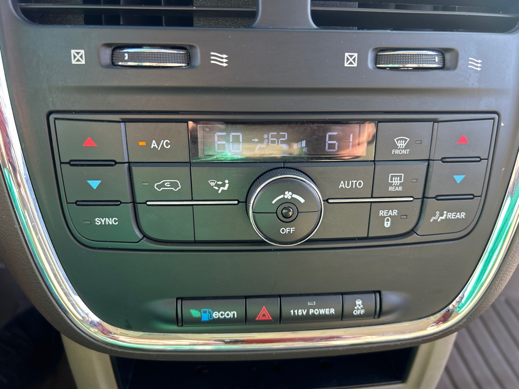 2014 Chrysler Town & Country Image 24