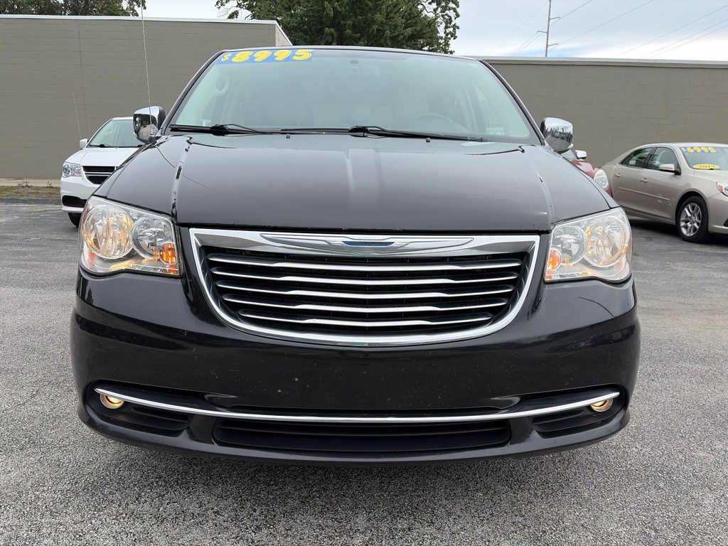 2016 Chrysler Town & Country Image 2