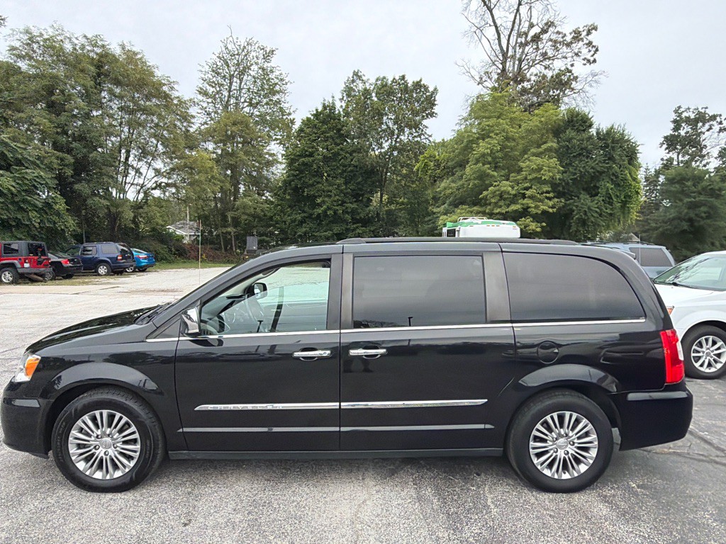 2016 Chrysler Town & Country Image 3
