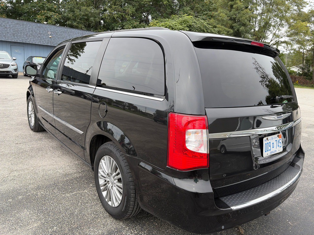 2016 Chrysler Town & Country Image 4