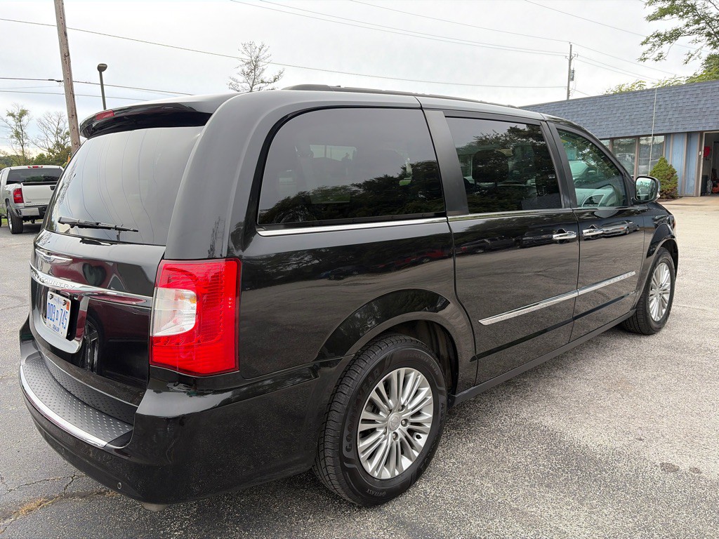 2016 Chrysler Town & Country Image 6