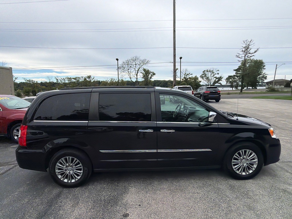 2016 Chrysler Town & Country Image 7