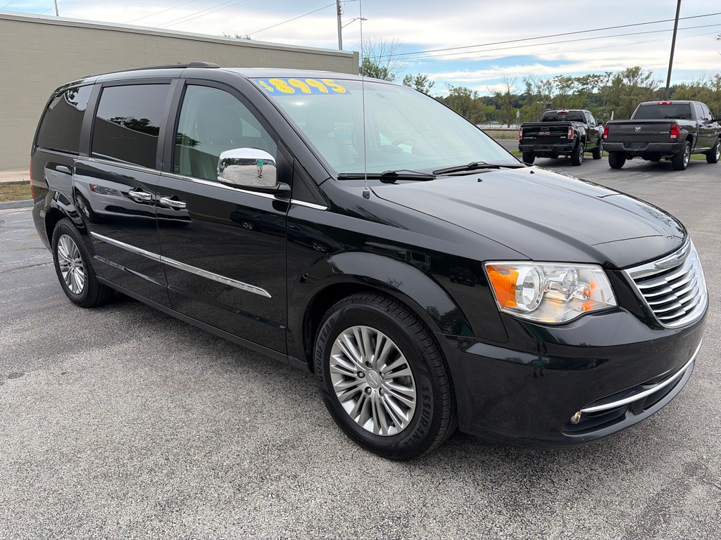 2016 Chrysler Town & Country Image 8