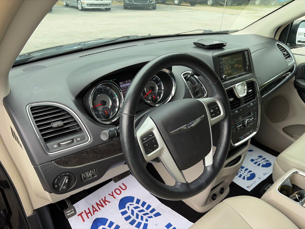 2016 Chrysler Town & Country Image 10