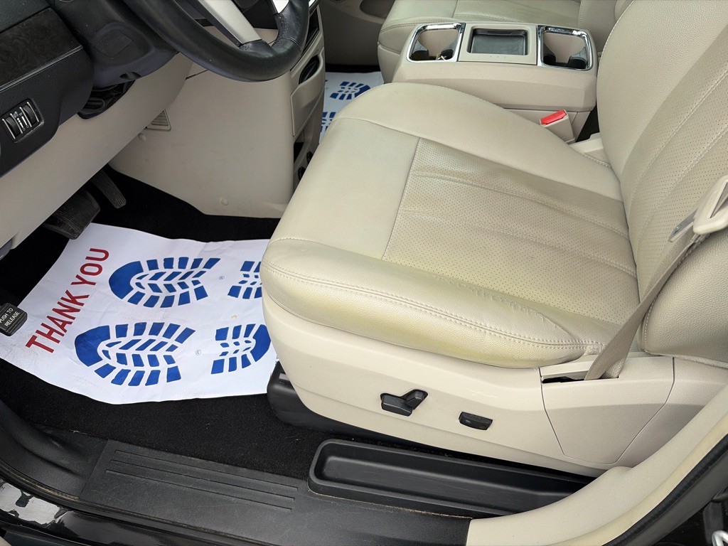 2016 Chrysler Town & Country Image 11
