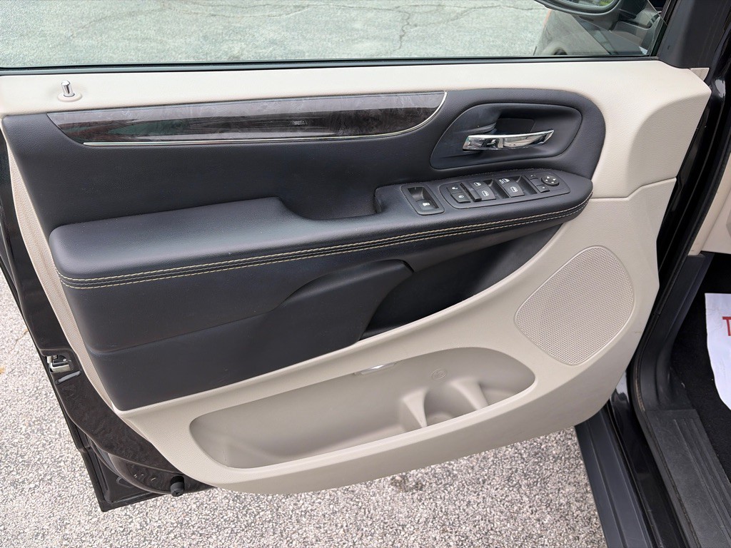 2016 Chrysler Town & Country Image 12