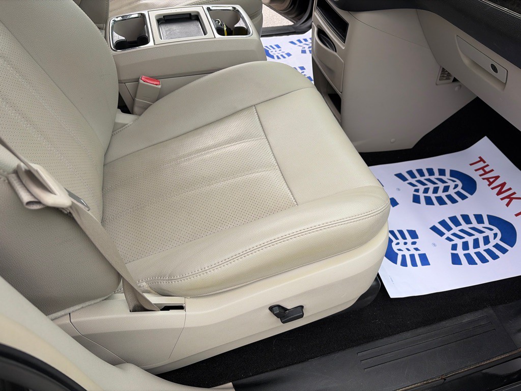 2016 Chrysler Town & Country Image 13