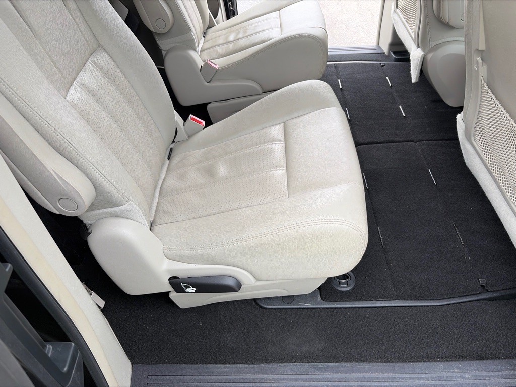 2016 Chrysler Town & Country Image 15