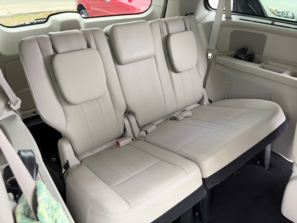 2016 Chrysler Town & Country Image 16