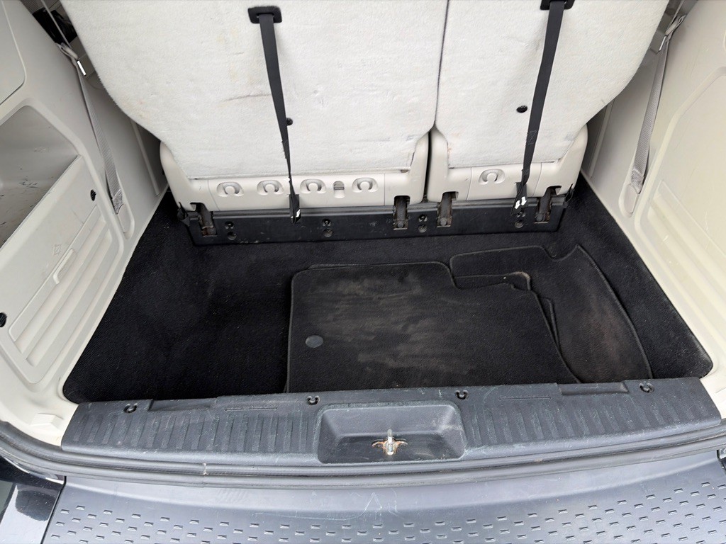2016 Chrysler Town & Country Image 17