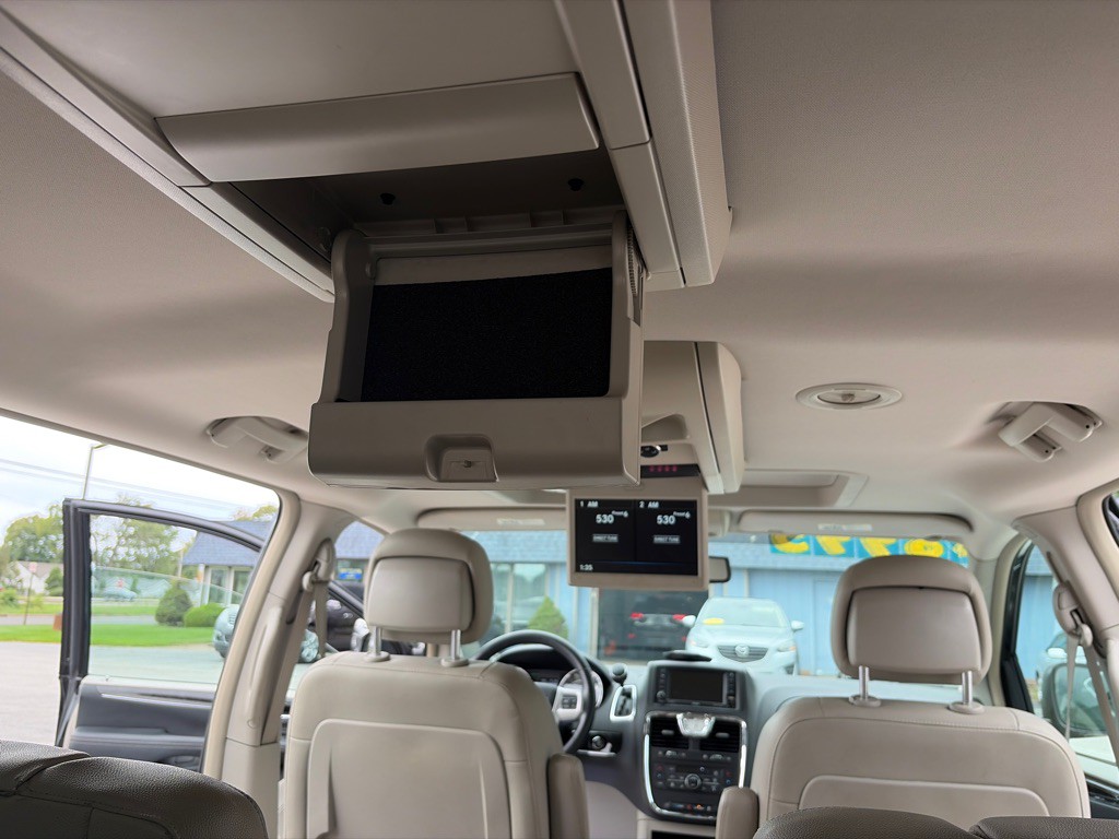 2016 Chrysler Town & Country Image 18