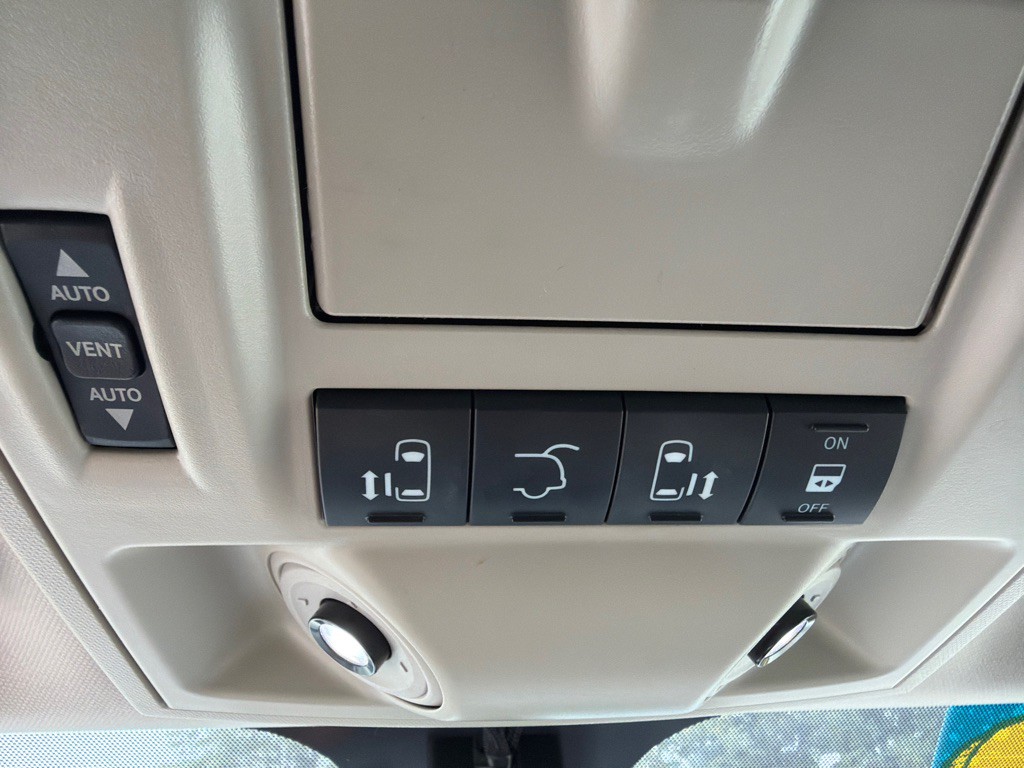 2016 Chrysler Town & Country Image 25