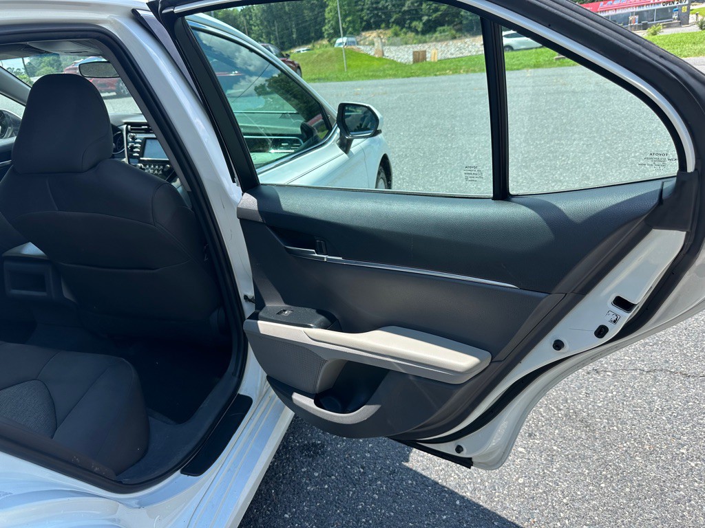 2018 Toyota Camry Image 16