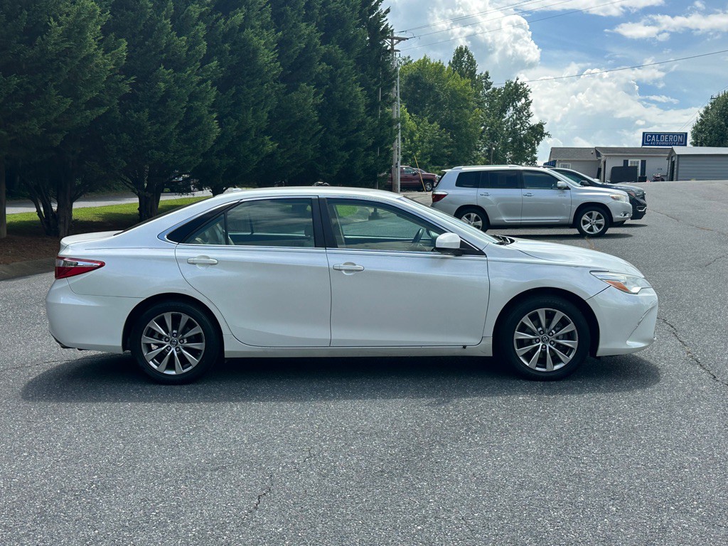 2017 Toyota Camry Image 6