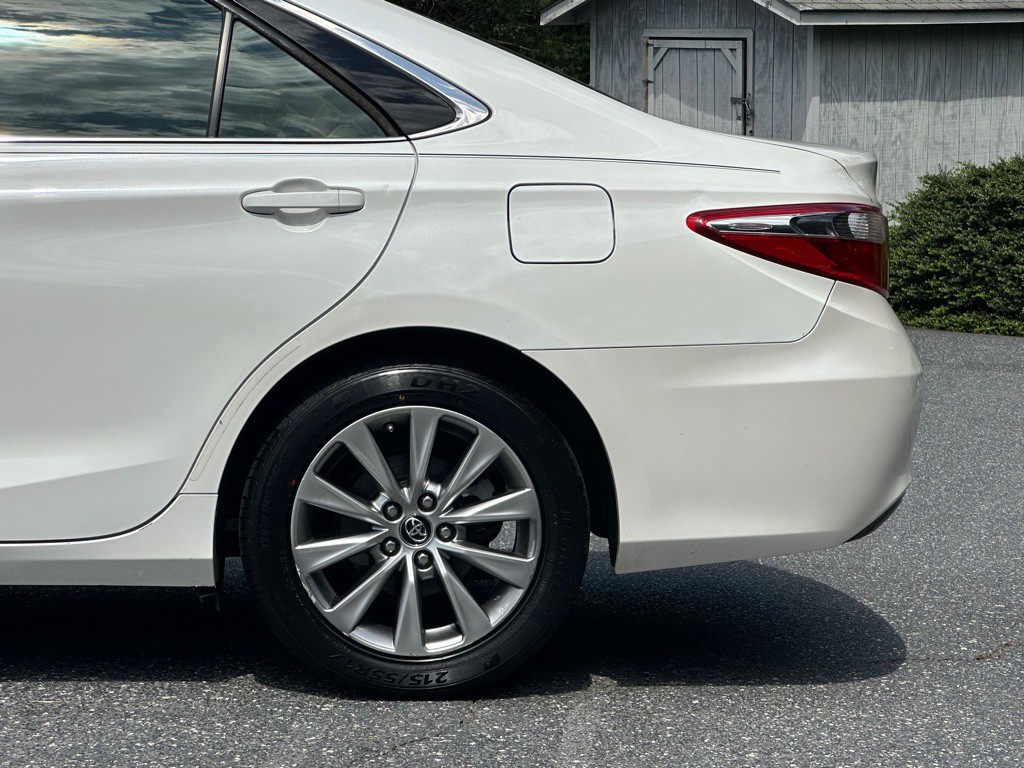 2017 Toyota Camry Image 11