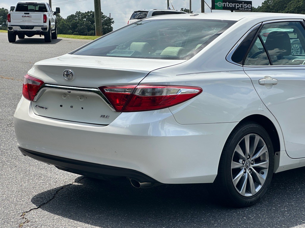2017 Toyota Camry Image 12