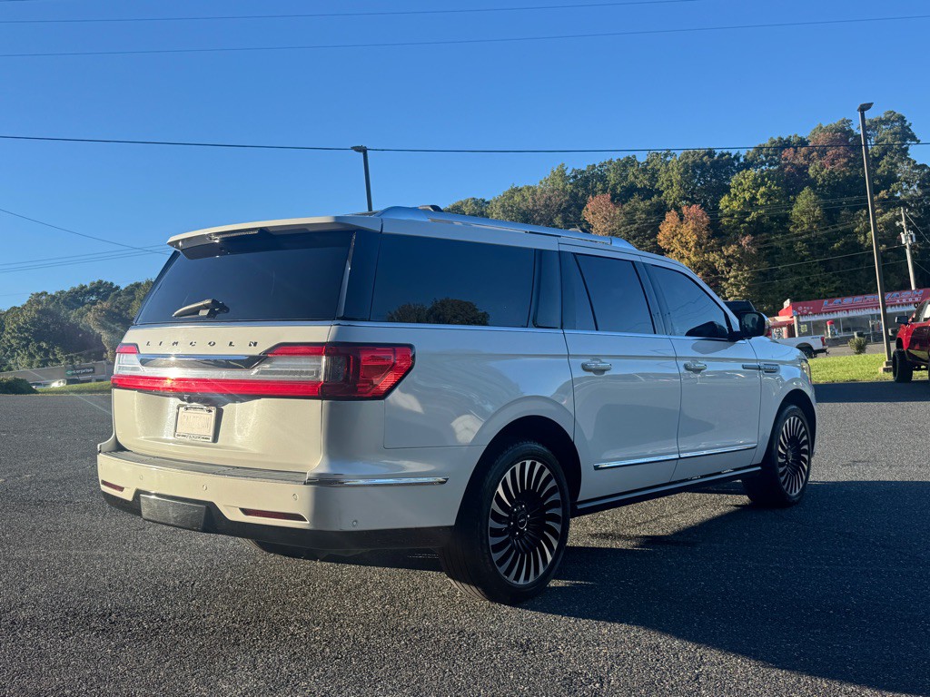 2020 Lincoln Navigator Image 2