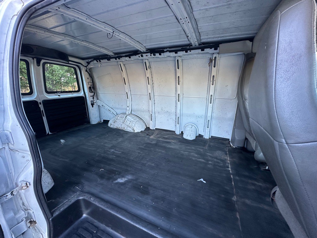 2017 Chevrolet Express Image 17
