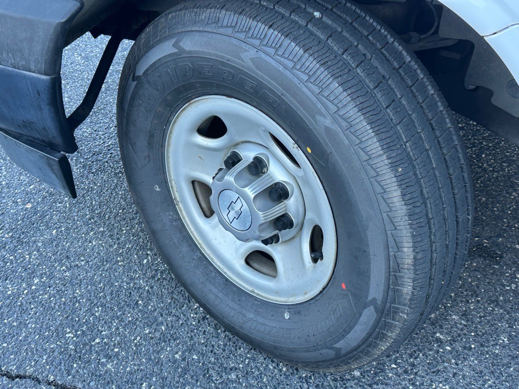 2017 Chevrolet Express Image 24