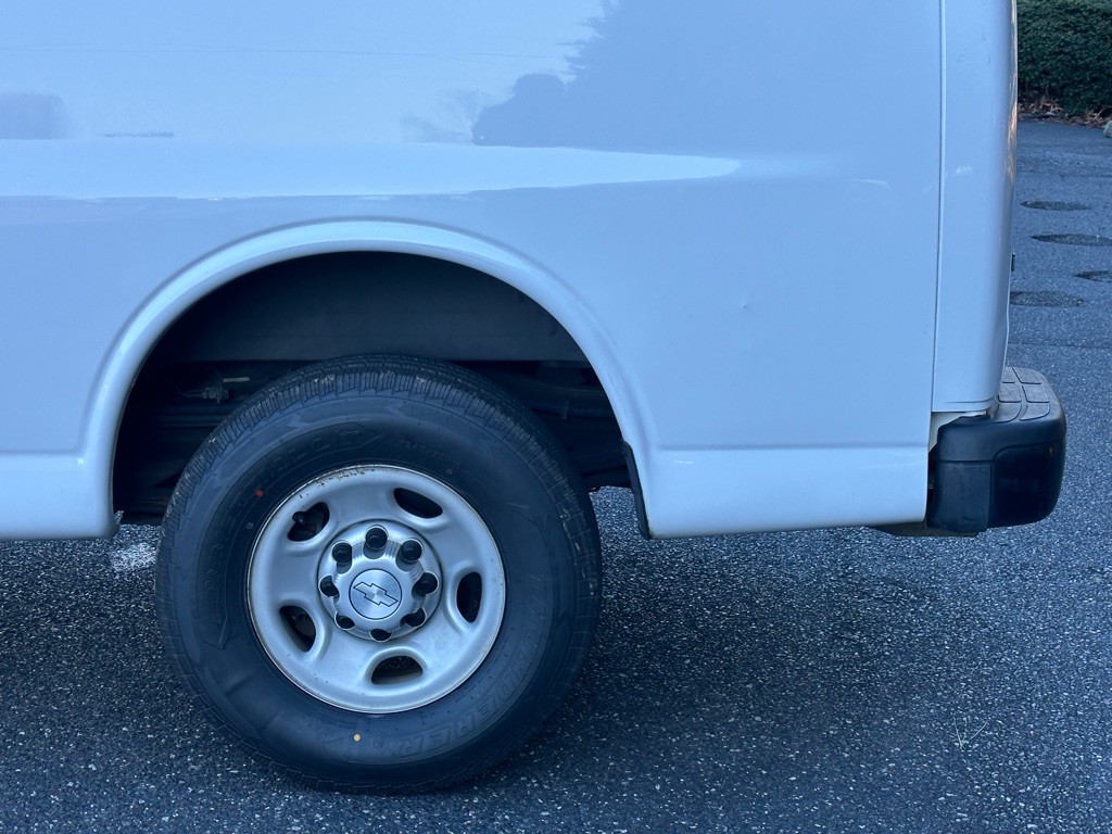 2017 Chevrolet Express Image 25