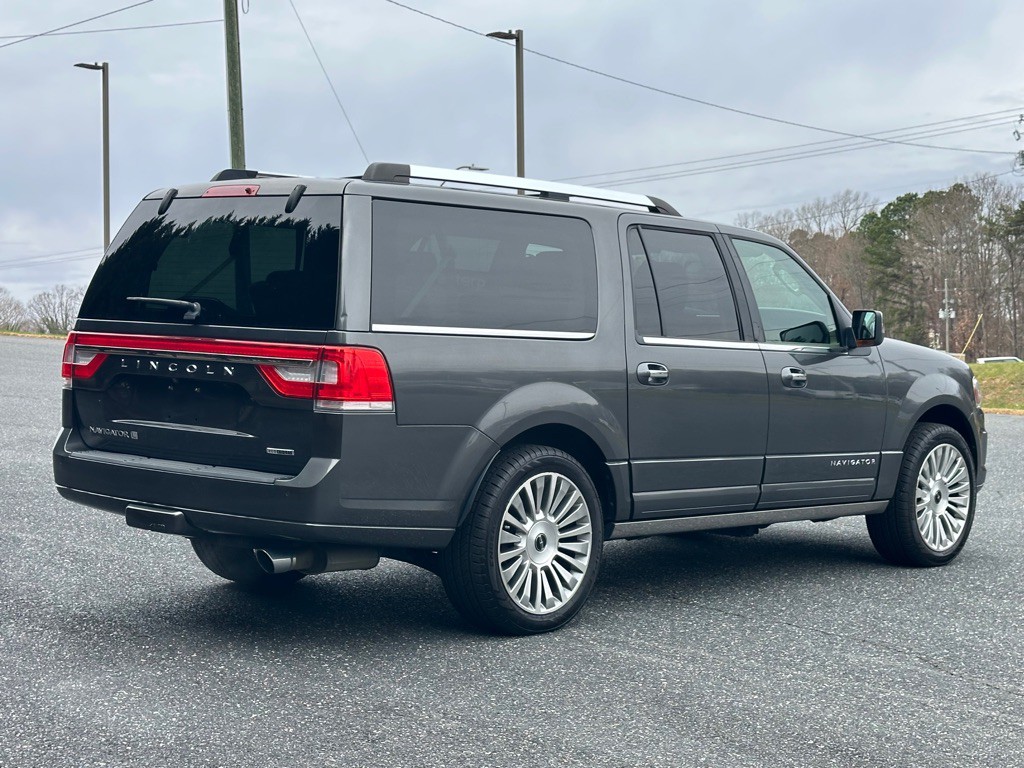 2015 Lincoln Navigator Image 9
