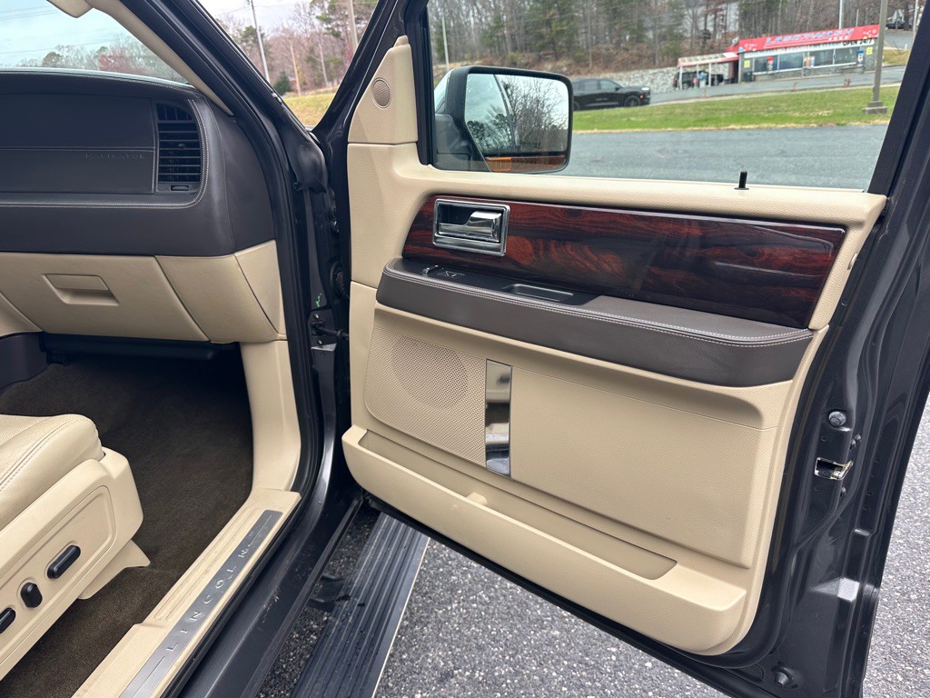 2015 Lincoln Navigator Image 17