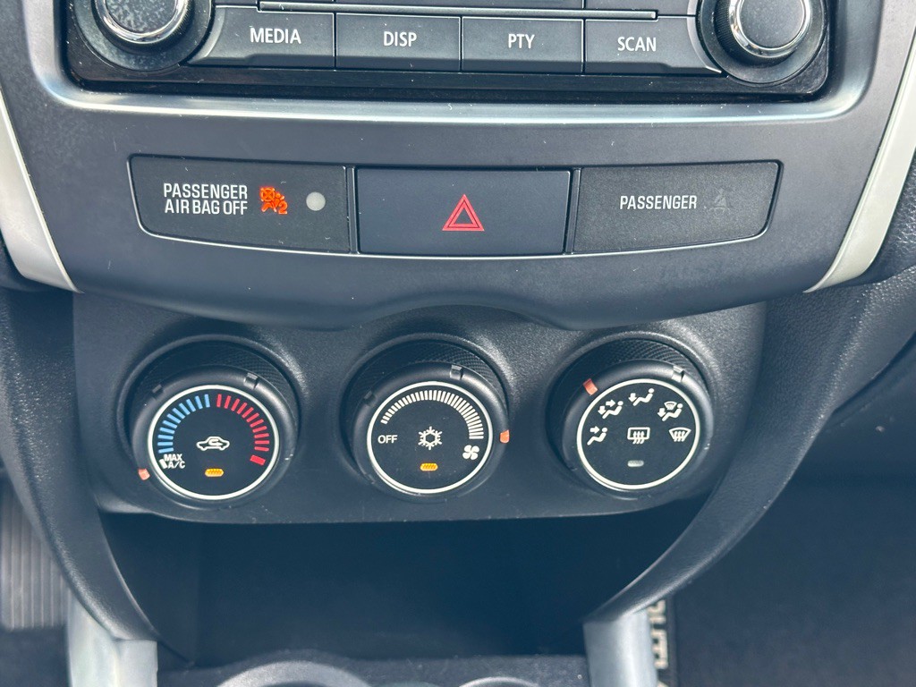 2014 Mitsubishi Outlander Image 25