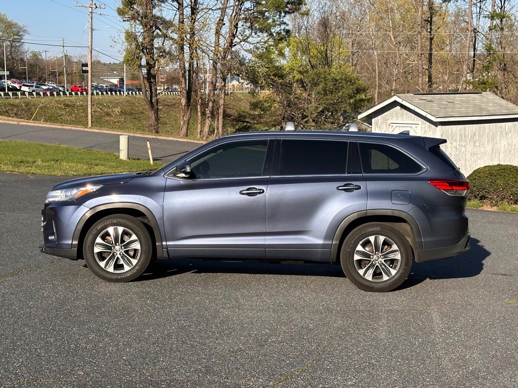 2017 Toyota Highlander Image 2