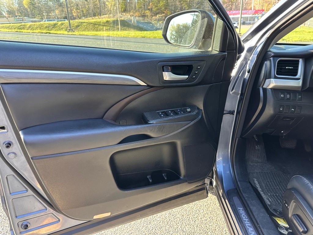 2017 Toyota Highlander Image 10