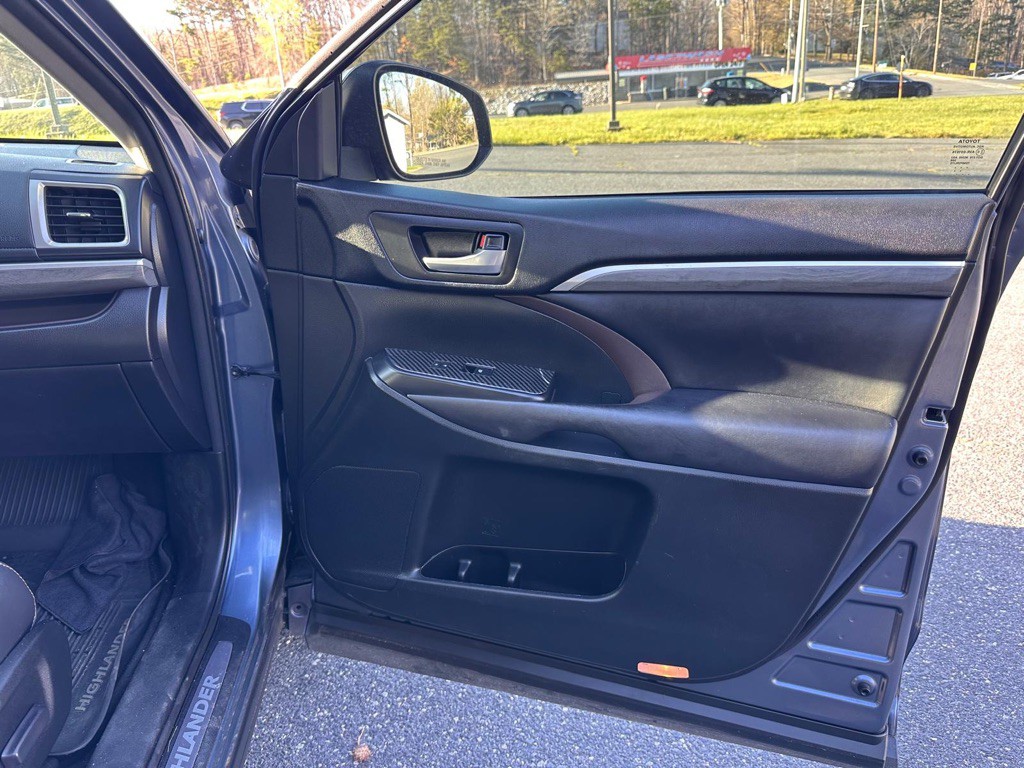 2017 Toyota Highlander Image 14